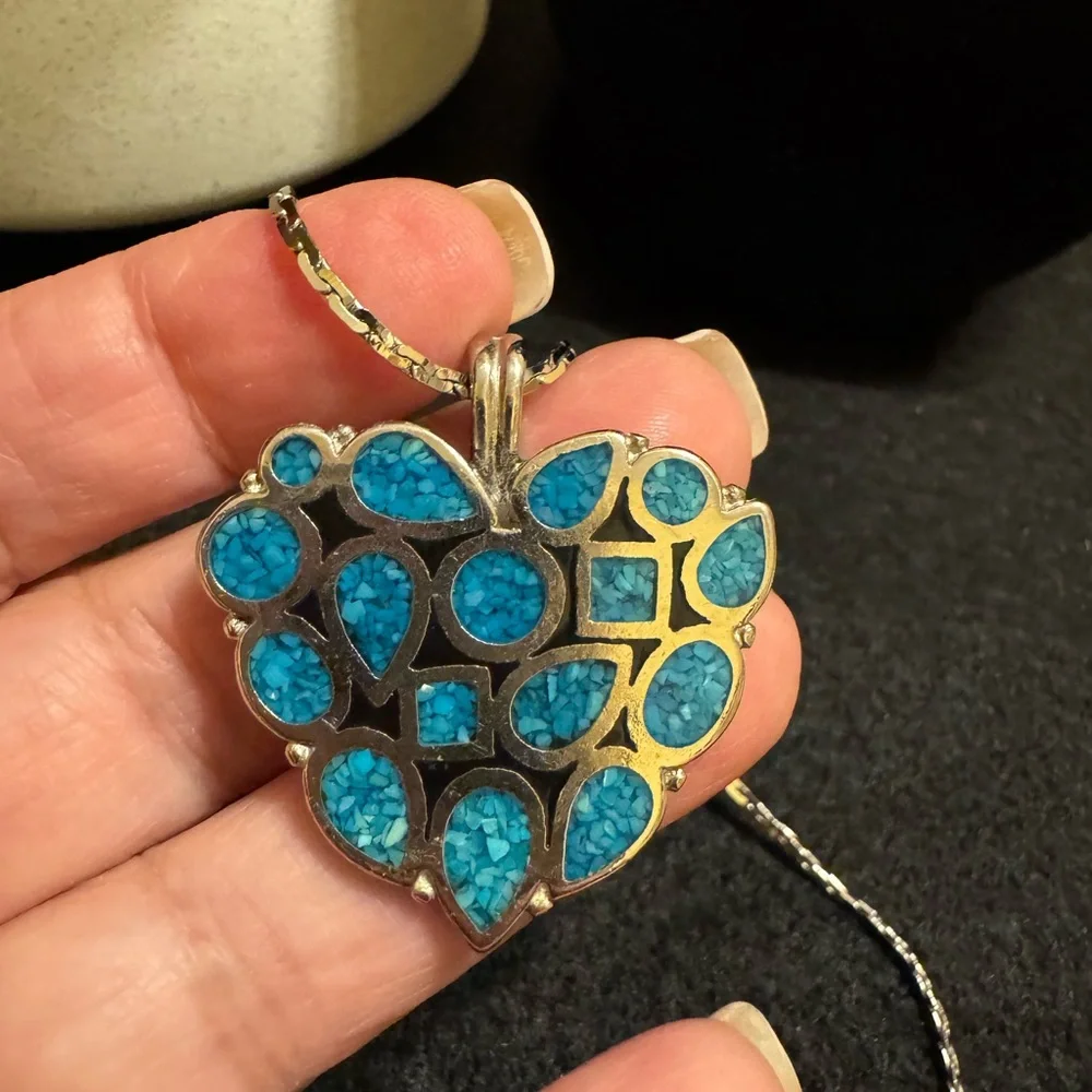 VTG 1970s Trifari silver tone heart shaped pendant necklace w/inlaid turquoise